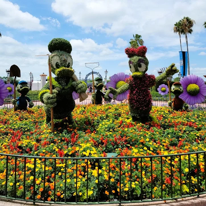 Flower and Garden Donald, Daisy, Huey, Dewey, and Louie Duck,